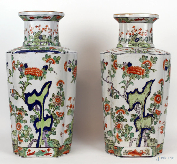 Coppia di vasi in porcellana dipinta a motivi floreali policromi, alt. cm 41, arte orientale, XX secolo, (difetti).