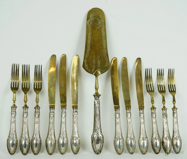 Servizio di posate da dolce, composto da una paletta, sei forchettine e sei coltellini in metallo dorato e manici in argento, XX secolo.