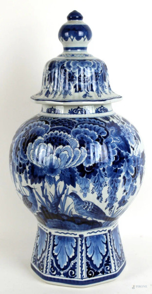 Potiche in porcellana bianco e blu Delft, con decorazione a chinoiserie, altezza cm 50, XX secolo