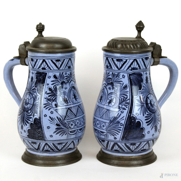 Coppia di boccali da birra in ceramica azzurra dipinta, finiture in peltro, cm h 27, XX secolo, (segni del tempo).