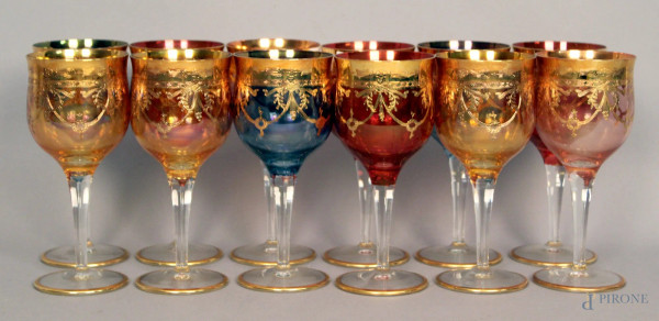 Lotto composto da dodici bicchieri in vetro colorato con particolari dorati, altezza 16 cm.