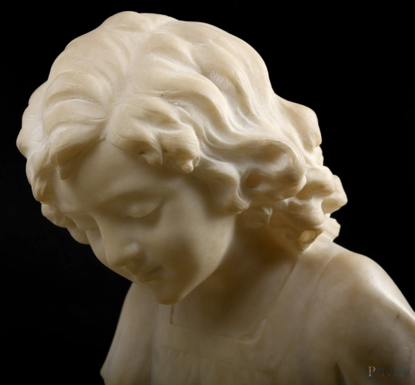 Scultura in marmo raffigurante una bambina in lettura, base in onice, firmata, altezza cm 50