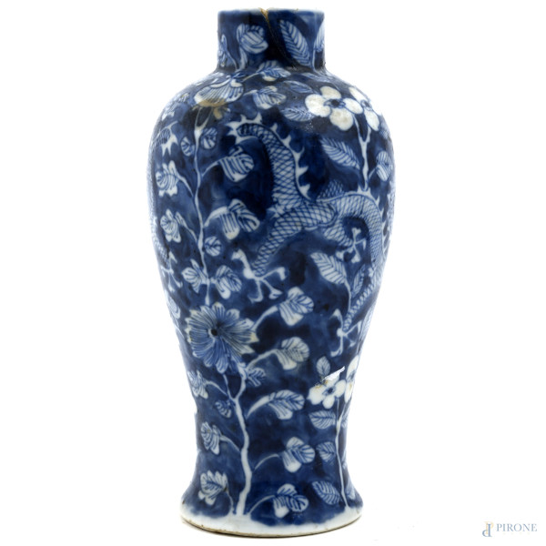 Vaso in porcellana con decorazione raffigurante draghi e fiori nei toni del bianco e del blu, Cina, XX secolo, (difetti, restauri, sbeccature)