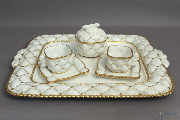 Lotto composto da un vassoio, due tazzine ed una zuccheriera in ceramica bassano, con particolari dorati.