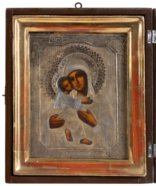 Icona raffigurante Madonna con Bambino entro riza in argento, XX secolo, cm 21,5x17, entro cornic...