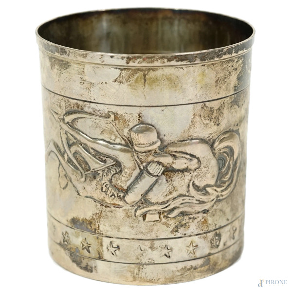 Bicchiere in argento sbalzato raffigurante sagittario, argentiere Brandimarte, XX secolo, cm h 9x8.4, peso gr. 125