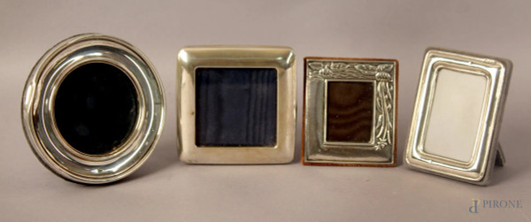 Lotto composto da quattro cornicette portafoto in argento, altezza max. 10 cm.