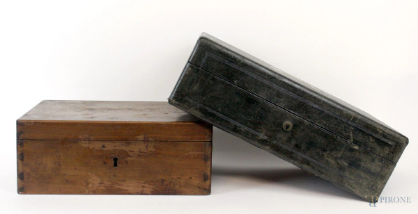 Lotto composto da una valigetta portaliquori  in similpelle nera rivestita internamente in tessuto rosso ed una scatola in noce con divisori all'interno, misure max cm 14x43x27, XX secolo, (difetti).