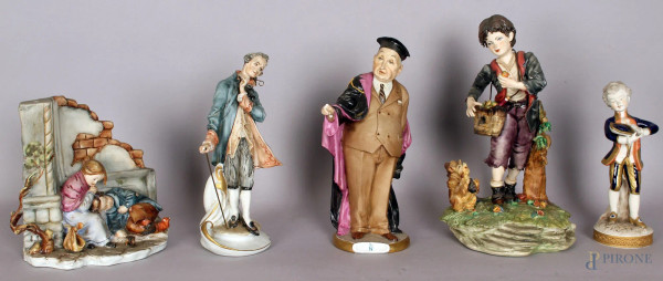 Lotto composto da cinque statuine in porcellana, raffiguranti soggetti diversi, altezza max. 26 cm, (difetti).