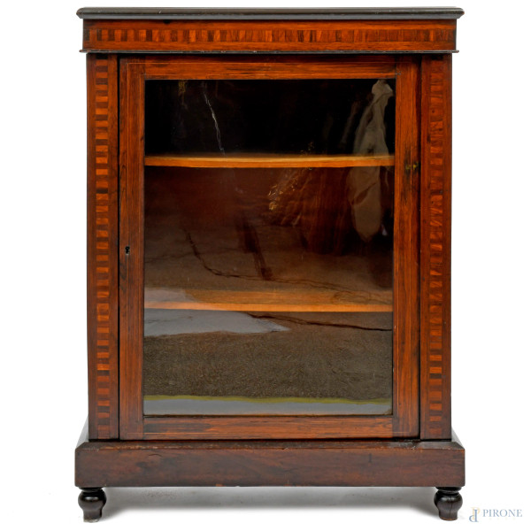 Vetrinetta in legno e intarsi in varie essenze con fronte ad uno sportello con interno a triplice scaffalatura, XX secolo, cm 105x75x29, (difetti)