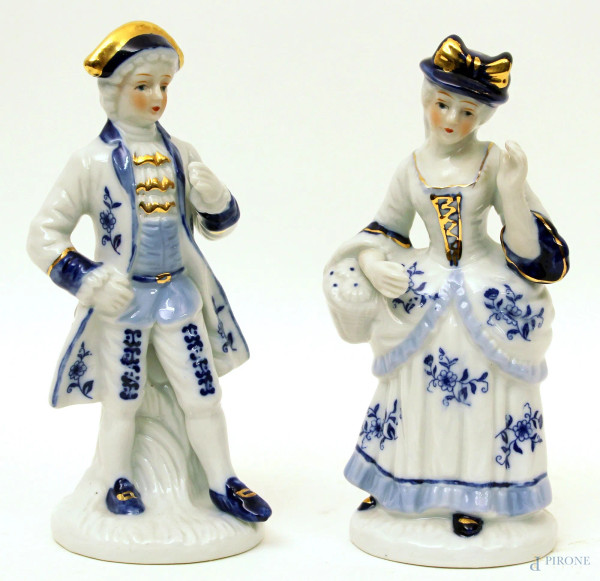 Coppia di fanciulli in porcellana bianca e blu, marcata Capodimonte, h. 18 cm.