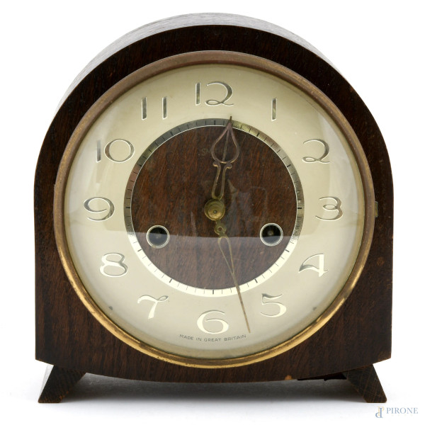 Orologio da camino in legno con quadrante circolare e numeri romani. Inghilterra XX secolo, cm 19,5x7,5x8 ( meccanismo da revisionare, segni di usura)