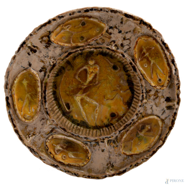 Carlo Zauli (Faenza 1926 – 2002), Piatto in ceramica con decorazione centrale su sfondo giallo e cinque ovali alla tesa con figure stilizzate. Firmato al fondo, diametro cm 44, (difetti)