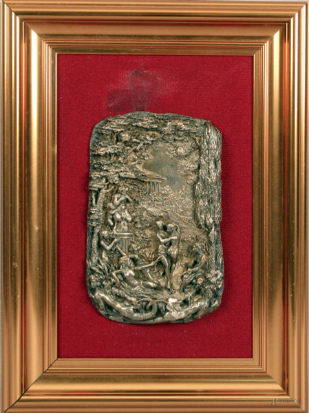 Placca in rame argentato ad alto rilievo, raffigurante figure neoclassiche, cm. 13x8,5.