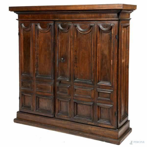 Credenza in noce, XVIII secolo. Fronte a doppia anta con decorazione a quadrature e lesene, cm 14...