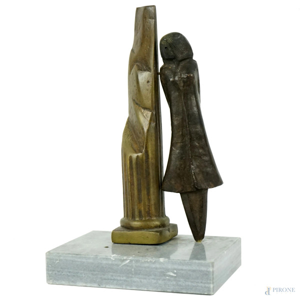 Figura femminile alla colonna, scultura in bronzo, cm h 21, siglata, base in marmo grigio, (difetti).