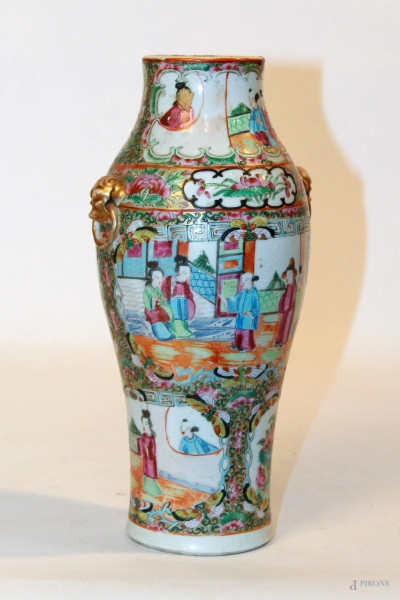 Vaso in porcellana policroma a decoro di scene con figure, H 26 cm (restauri).