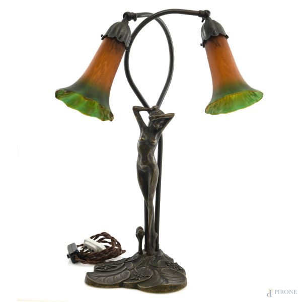 Lampada da tavolo stile Liberty in metallo con diffusori in vetro colorato, XX secolo, altezza cm 51, (segni di usura, da revisionare)