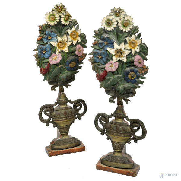 Coppia di palme con base in legno dorato e intagliato ed elementi superiori in metallo a guisa di crateri in trionfo di fiori, XIX-XX secolo, altezza cm 70, (segni di usura, scalfiture, difetti, rotture)