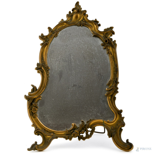Specchio da tavolo in bronzo dorato cesellato a volute, XX secolo, cm 55,5x35 circa, (usura della patina, difetti)