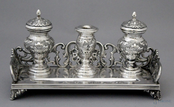Calamaio da scrivania in argento cesellato, poggiante su quattro piedini, altezza 14x26,5x10 cm, gr. 1090.