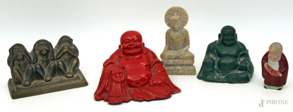 Lotto composto da cinque oggetti di forme e materiali diversi, arte orientale, H massima 8 cm.