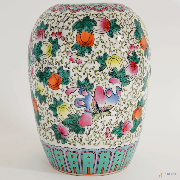 Vaso in porcellana policroma con decori di frutti e fiori, cm h 29, Cina, XX secolo.