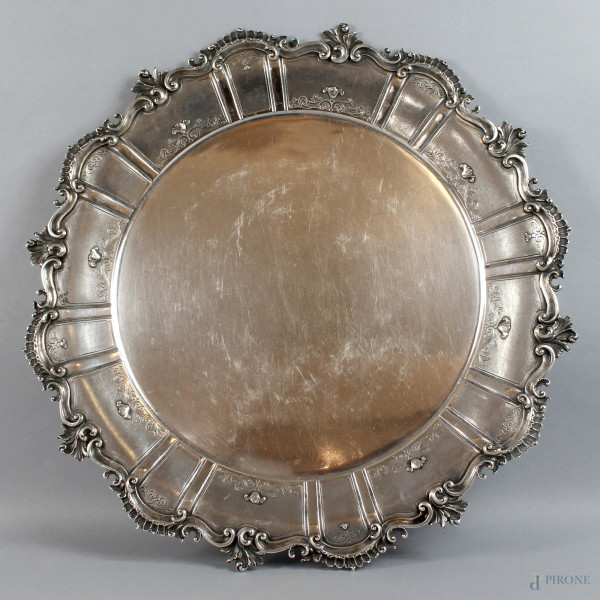 Vassoio di linea tonda centinata in argento cesellato, inciso e satinato, bolli periodo fascio, diametro 45 cm, gr. 1760.