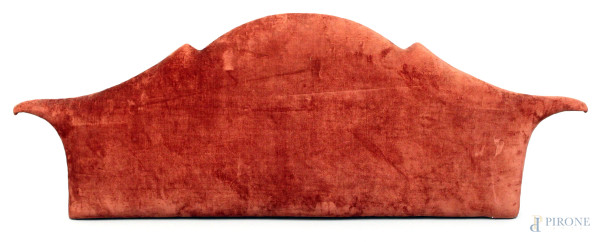 Testata di letto di linea sagomata, imbottita e rivestita in velluto rosso, cm 62x169