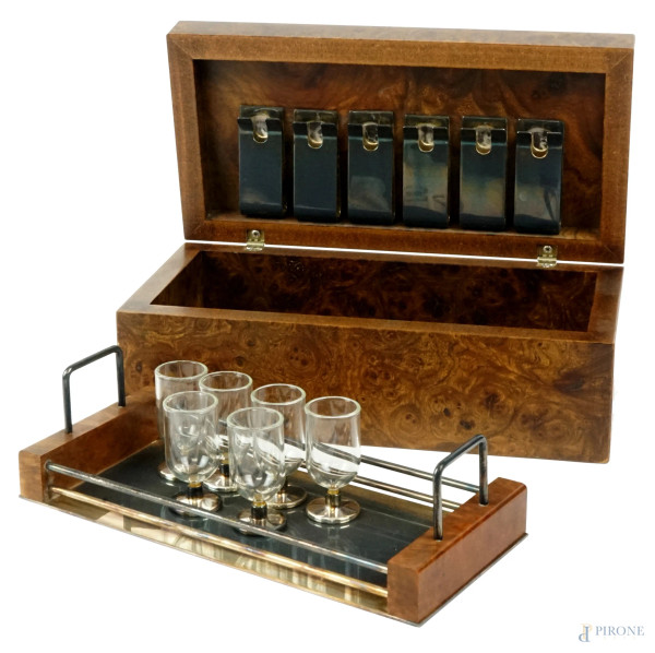 Set da viaggio composto da una scatolina contenente sei bicchierini ed un vassoio all'interno, ingombro tot cm 7x20x10, XX secolo.