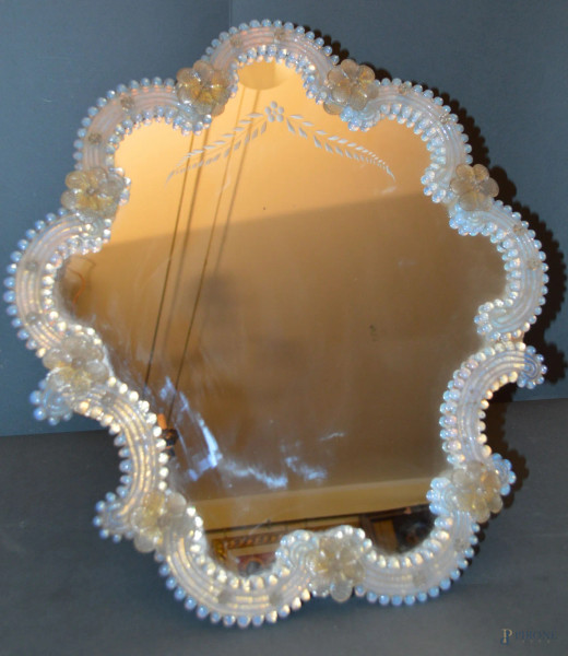 Specchiera da como' di linea centinata in vetro di Murano 50x47 cm.(mancante un fiore).