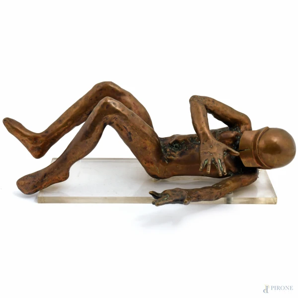 Nudo virile con casco, XX secolo, bronzo su base in plexiglass, cm 20x55x30, (difetti)