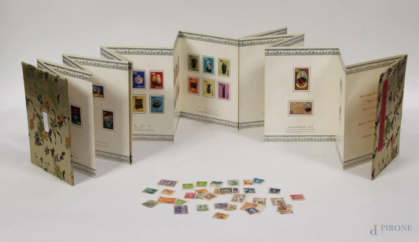 Lotto composto da un raccoglitore ed una bustina di francobolli cinesi.