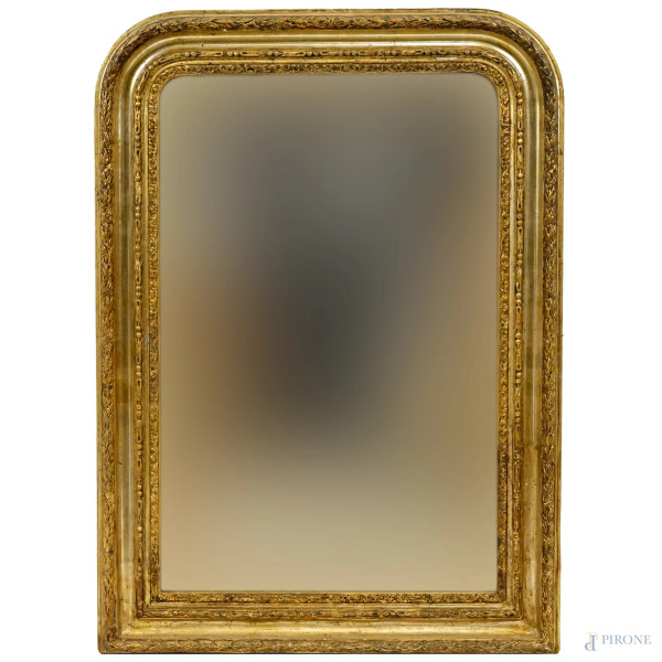 Specchiera di linea sagomata in legno intagliato e dorato, XIX secolo, ingombro cm 89x63, (difetti).