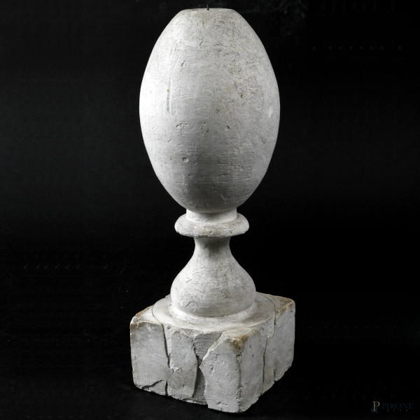 Pigna, scultura in stucco, XX secolo, altezza cm 35(segni di usura, difetti, sbeccature)