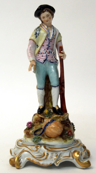 Fanciullo, scultura in porcellana policroma, marcata Sevres, H 23 cm.
