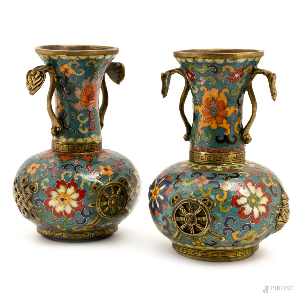 Coppia di vasi cloisonne, XX secolo, altezza cm 18, (segni di usura)