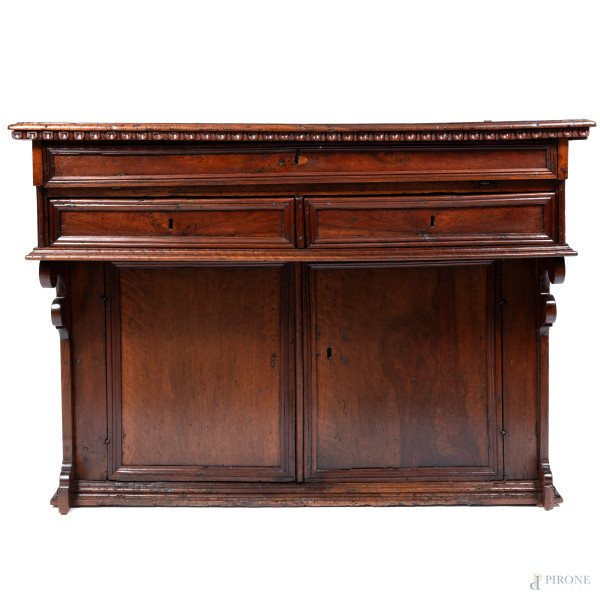 Stipo in noce con piano a ribalta e fronte scandito da coppia di cassetti aggettanti e doppia anta, XVIII secolo, cm 98x132x57,5, (segni di usura, scalfiture, fessurazioni, graffi, parti sostituite)