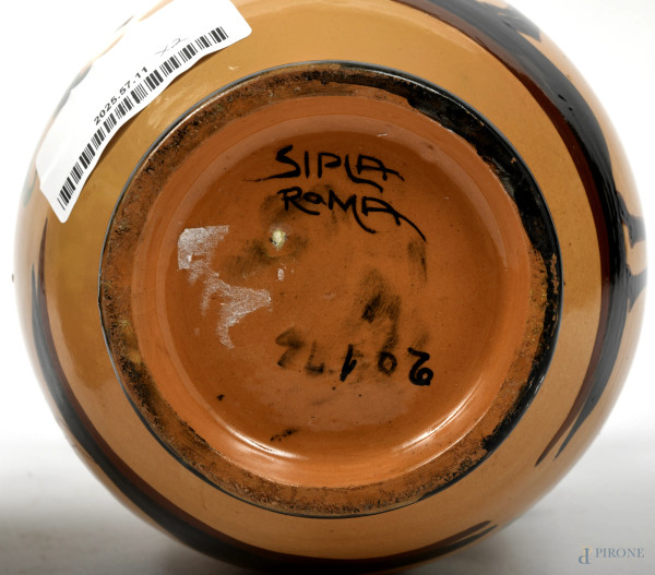 Lotto composto da un vaso in ceramica dipinta in policromia con decori floreali e una figura femm...