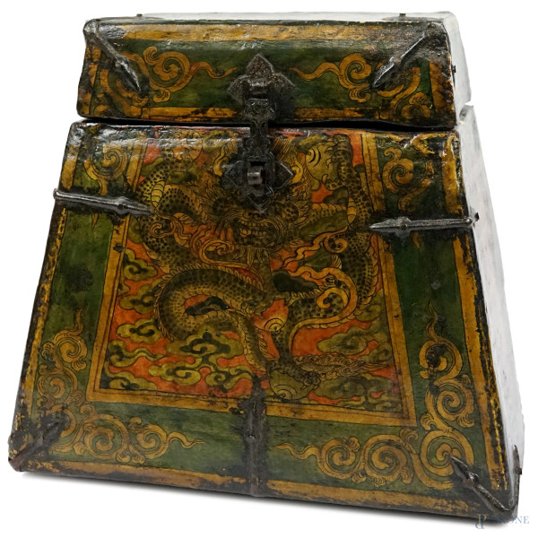 Antico forziere tibetano in legno laccato rosso e verde con decoro raffigurante dragone, cm h 33x34x17, (difetti)