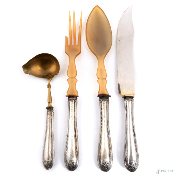Set da portata composto da forchettone, cucchiaio, coltello e salsiera, lunghezza massima cm 29,5, peso lordo complessivo gr 250