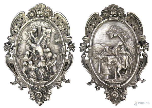 Coppia placche in argento cesellato e sbalzato raffiguranti scene sacre, h. 12 cm, XVIII sec.
