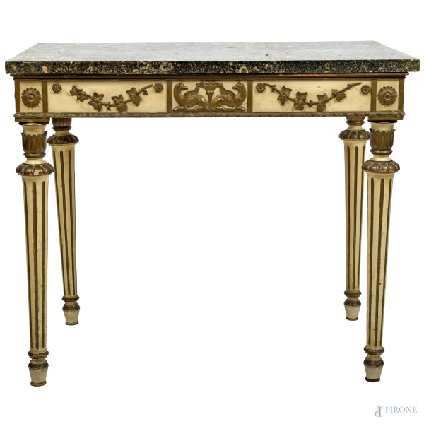 Consolle in stile Luigi XVI in legno laccato e dorato con piano in marmo. Decori a rilievo raffig...