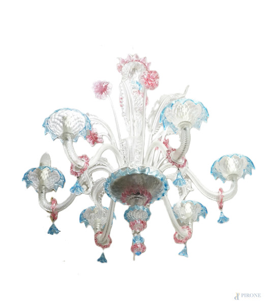 Lampadario in vetro di Murano, XX secolo, a sei braccia portacandela con profili e fiori celesti e rosa, cm h 87, (difetti)