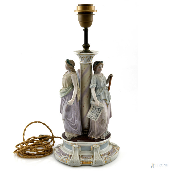 Lampada da tavolo in porcellana e biscuit con sculture allegorie delle arti, XX secolo, altezza cm 40, (segni di usura, difetti, sbeccature, mancanze, rotture, restauri, da revisionare)