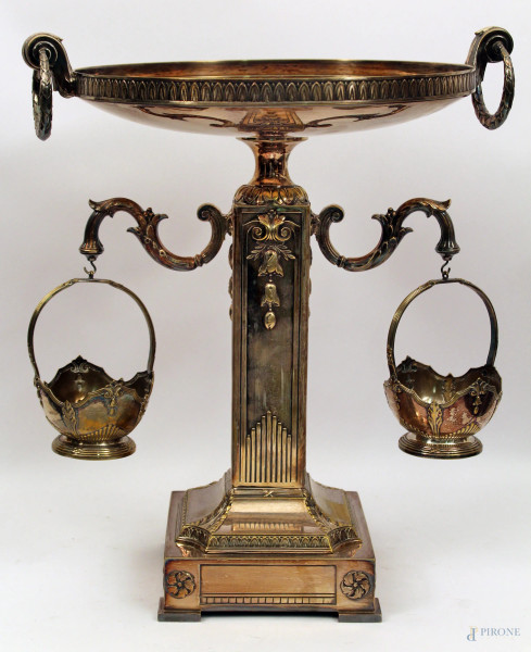 Alzata centrotavola in metallo sbalzato e cesellato con due vaschette, periodo liberty, h. cm 41.