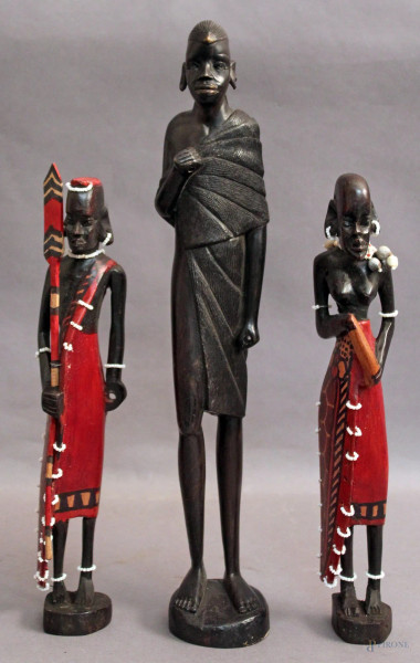Lotto composto da tre sculture raffiguranti masai, H massima 40 cm.