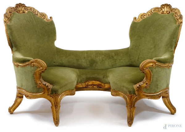 Divano a due posti in legno intagliato e dorato, XIX secolo, con schienale a doppio medaglione, rivestito in velluto verde, gambe mosse, cm h 104x160x86, (difetti).