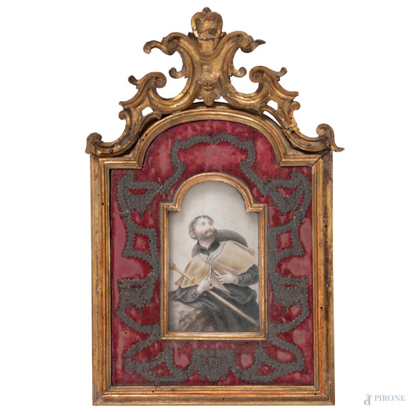 Edicola votiva con disegno a tecnica mista su carta raffigurante santo entro cornice in legno dorata e intagliata, arricchita da tessuto ricamato, XIX secolo, misure complessive cm 41x25, (segni di usura, scalfiture, rotture, restauri, difetti)