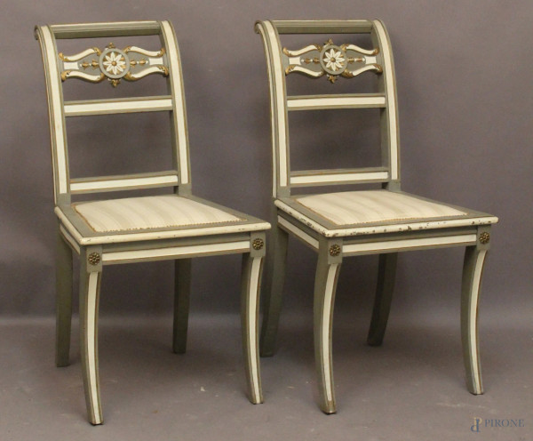 Coppia di sedie in legno laccato con seduta in stoffa, XIX sec.